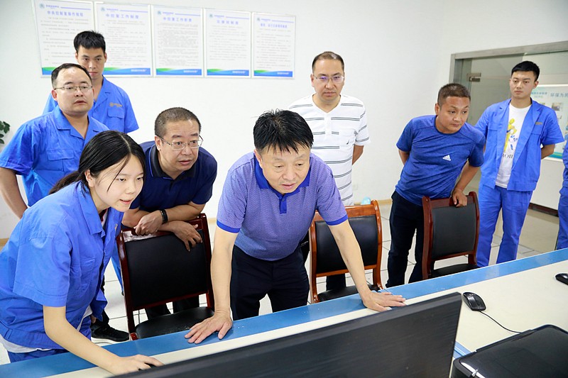 熊良虎在镇安污水处理厂调研时指出：以守护人民群众喝上干净的水、放心的水为出发点，助力打好碧水保卫战