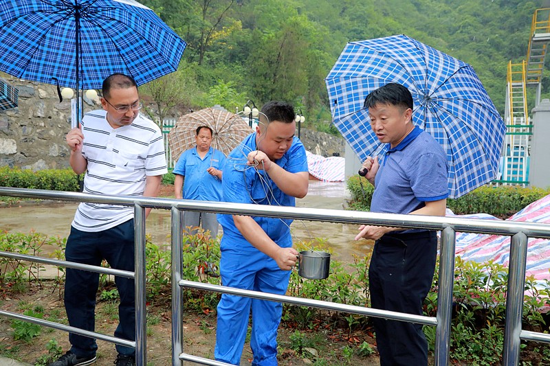 熊良虎在镇安污水处理厂调研时指出：以守护人民群众喝上干净的水、放心的水为出发点，助力打好碧水保卫战