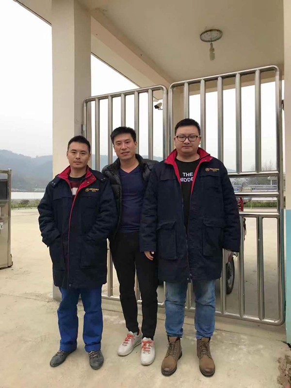 老人翻出大桥护栏欲轻生!危急时刻水环境公司职工一把拽住 老人翻出大桥护栏欲轻生!危急时刻水环境公司职工一把拽住