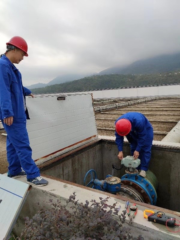 老人翻出大桥护栏欲轻生!危急时刻水环境公司职工一把拽住 老人翻出大桥护栏欲轻生!危急时刻水环境公司职工一把拽住