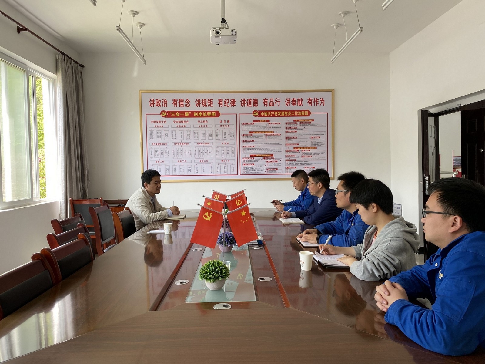 发挥党员先锋模范作用 我为一线办实事 发挥党员先锋模范作用 我为一线办实事