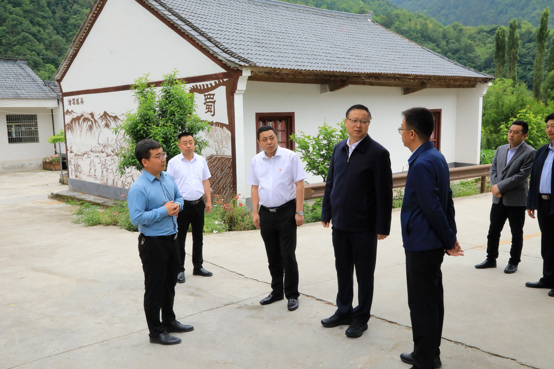 郝军亮赴集团乡村振兴帮扶点调研慰问
