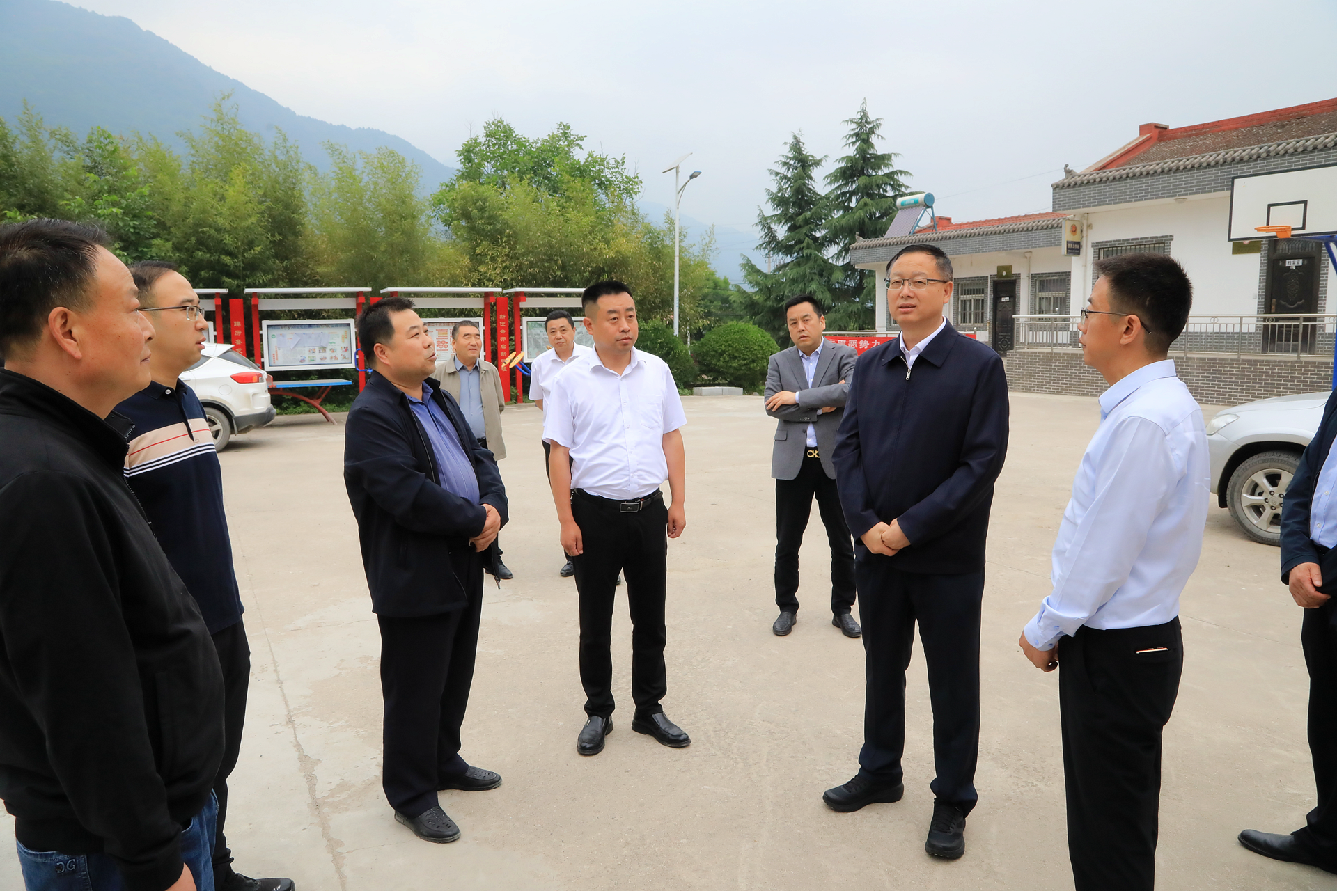 郝军亮赴集团乡村振兴帮扶点调研慰问