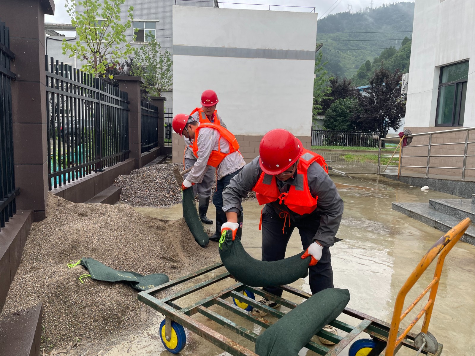 水环境公司:毫不松懈强担当 守牢防汛安全线 水环境公司:毫不松懈强担当 守牢防汛安全线