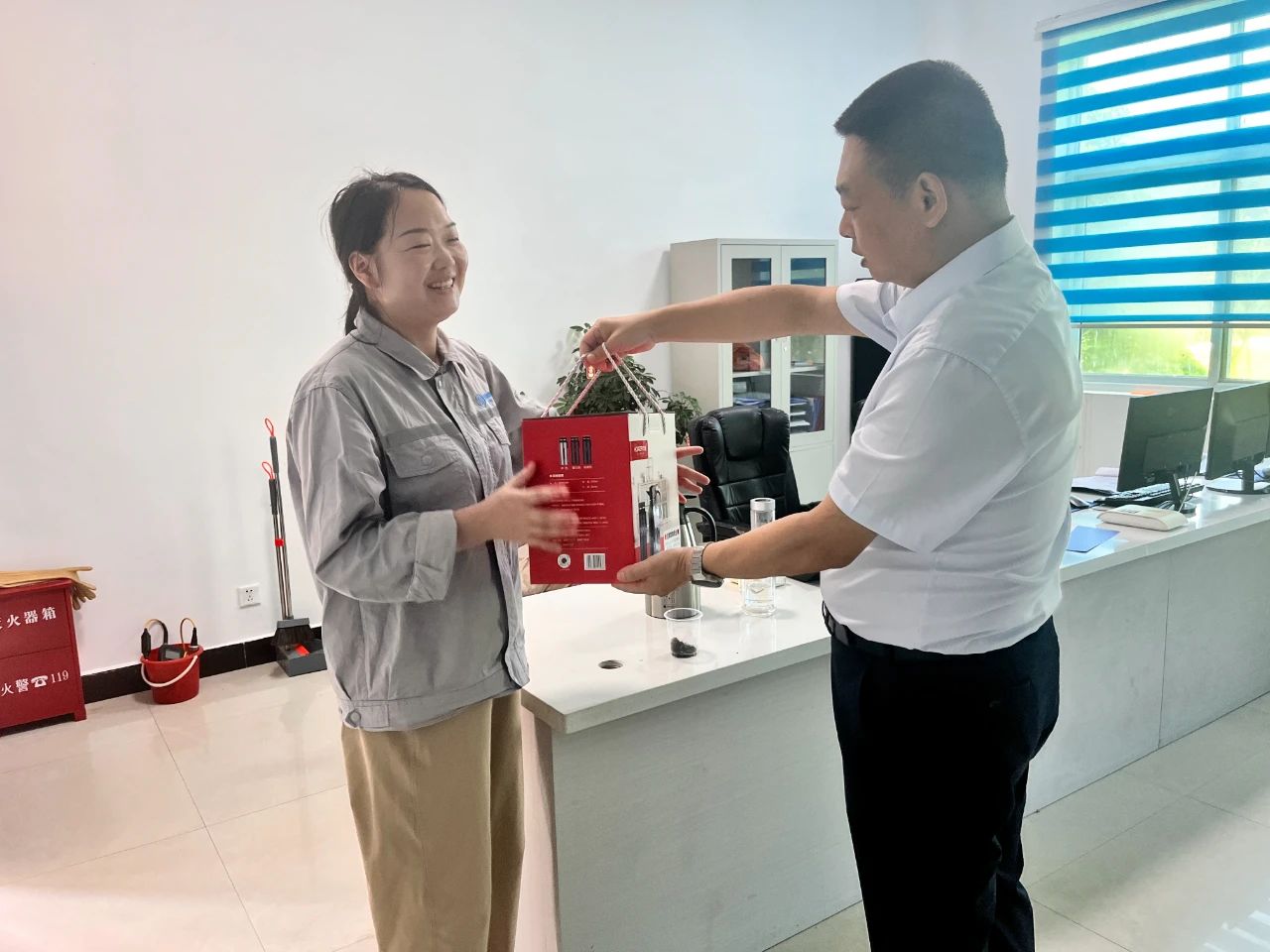 水环境公司开展夏季“送清凉”慰问活动 水环境公司开展夏季“送清凉”慰问活动