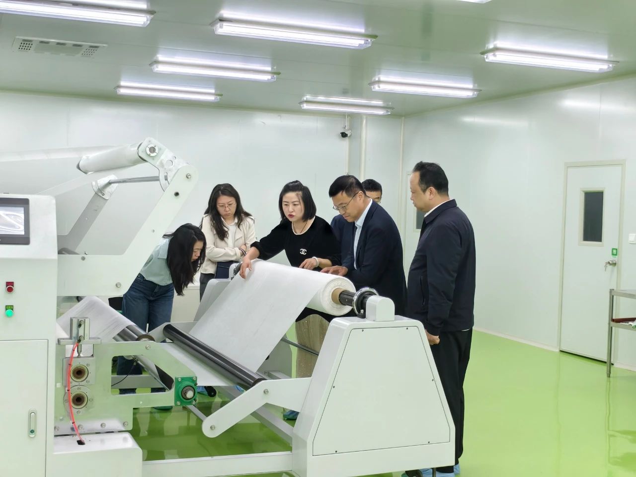 宋世杰赴研究院高压静电纳米纤维纺丝技术研发项目调研 宋世杰赴研究院高压静电纳米纤维纺丝技术研发项目调研