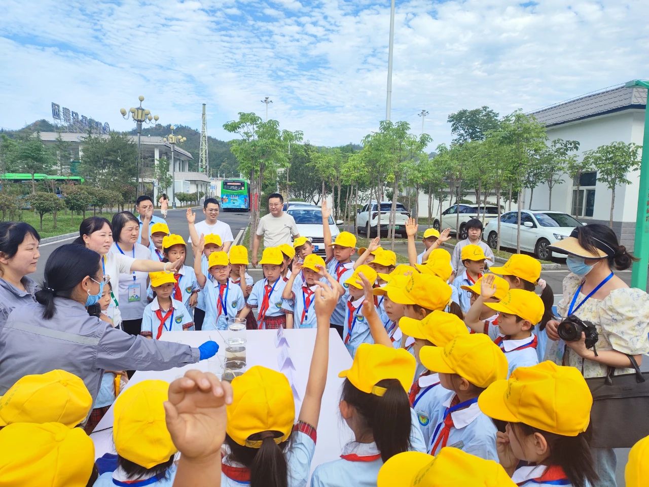 社会责任|50余名师生走进水环境公司商南县污水处理厂探索污水治理“绿色密码” 社会责任|50余名师生走进水环境公司商南县污水处理厂探索污水治理“绿色密码”