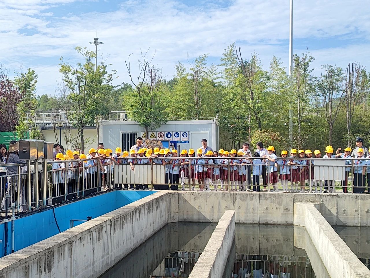 社会责任|50余名师生走进水环境公司商南县污水处理厂探索污水治理“绿色密码” 社会责任|50余名师生走进水环境公司商南县污水处理厂探索污水治理“绿色密码”