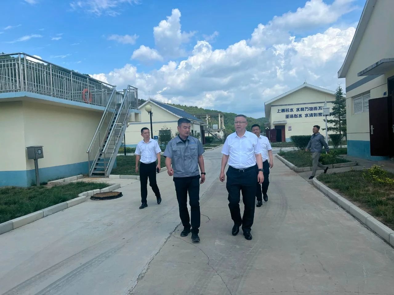 郝军亮到水环境公司黄陵县污水处理厂督导检查安全环保工作 郝军亮到水环境公司黄陵县污水处理厂督导检查安全环保工作